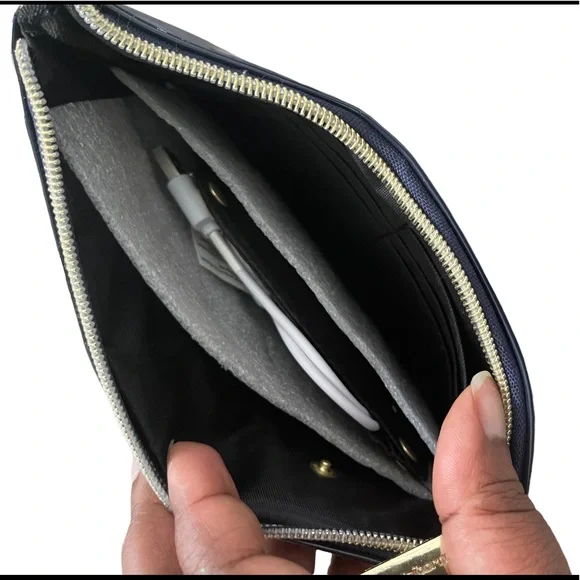 Liz Claiborne Womens Wallet Blue Dark Phone Charging Wallet NWT - Picture 4 of 7